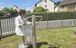 Seniorin trainiert an einem Fitnessgerät am Multifunktionshaus