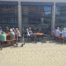 Gäste sitzen bei Erfrischungen vor dem Multifunktionshaus in Momberg