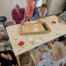 Gäste spielen am Tisch ein Holzspiel