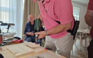 Senior arbeitet konzentriert an einem Bastelprojekt