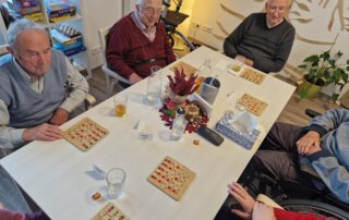 Senioren spielen Bingo am Tisch