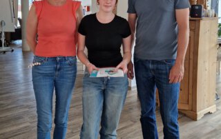 Drei junge Praktikanten stehen gemeinsam im TagWerk
