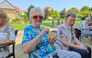 Eiswagen am Turm Zwei Seniorinnen essen Eis in der Sonne
