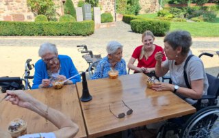 Eiswagen am Turm Gäste und Mitarbeiterinnen genießen Eis am Tisch
