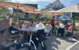 Zwei sommerliche Grillwochen mit fröhlicher Stimmung Gäste essen gemeinsam auf der Terrasse