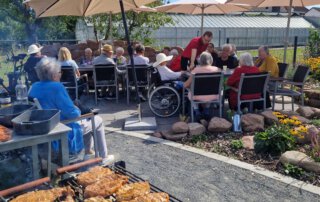 Zwei sommerliche Grillwochen mit fröhlicher Stimmung Grill mit Würstchen und Steaks vor den Gästen