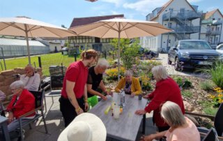 Zwei sommerliche Grillwochen mit fröhlicher Stimmung Mitarbeiterinnen bedienen die Gäste auf der Terrasse
