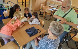 Meet and Read Kinder und Senioren spielen gemeinsam im Klassenzimmer
