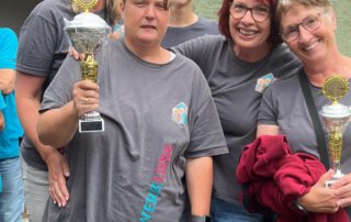 Teamwork beim Horrido Vereinsschießen Siegermannschaft des TagWerk hält die Pokale vom Vereinsschießen