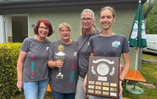 Teamwork beim Horrido Vereinsschießen Mitarbeiterinnen des TagWerk mit Pokal und Siegerplakette vom Damen-Pokal