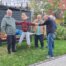 Senioren stellen die fertige Vogelscheuche im Garten auf