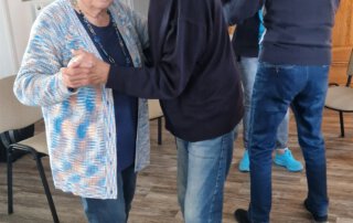 Wenn das Wasser im Rhein goldener Wein wär, … Seniorin und Senior tanzen zusammen