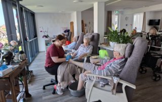 Zeit für Entspannung im TagWerk Gäste bekommen Fußbad und Nagelpflege