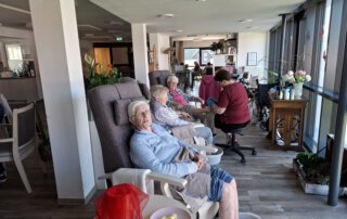 Zeit für Entspannung im TagWerk Gäste entspannen beim Fußbad in Sesseln