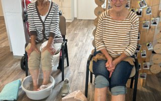 Zeit für Entspannung im TagWerk Zwei Seniorinnen genießen ein Fußbad