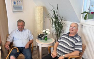 Zeit für Entspannung im TagWerk Zwei Senioren beim Fußbad