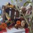 Herbstliche Erntedank-Dekoration mit Kürbissen und Obst