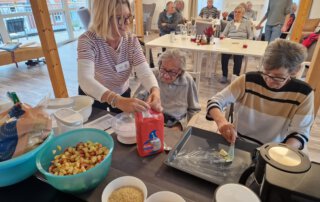 Erntedankwoche 2025 Gäste backen gemeinsam am Tisch