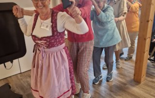 O`zapft is… Seniorin im Dirndl tanzt in der Polonaise