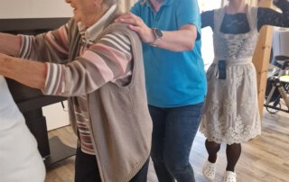 O`zapft is… Seniorin und Mitarbeiterinnen tanzen in der Polonaise