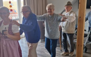 O`zapft is… Gäste tanzen in der Polonaise