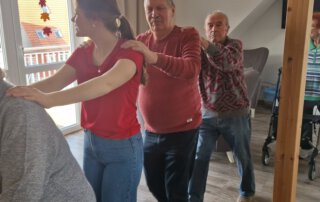 O`zapft is… Gäste tanzen hintereinander durch den Raum