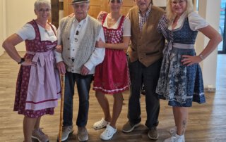 O`zapft is… Gäste und Mitarbeiterinnen in Dirndl und Tracht