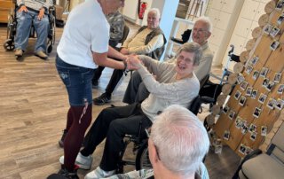 O`zapft is… Senior tanzt mit einer Seniorin im Rollstuhl