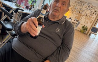 O`zapft is… Senior prostet mit einer Flasche alkoholfreiem Bier