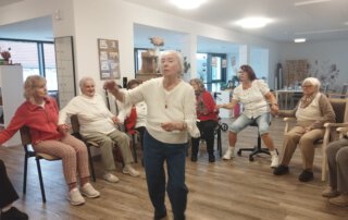 O`zapft is… Seniorin tanzt im Sitzkreis