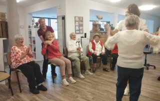 O`zapft is… Seniorin tanzt vor den Gästen im Sitzkreis