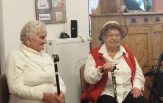 O`zapft is… Zwei Seniorinnen mit Hut und Gehstock lachen
