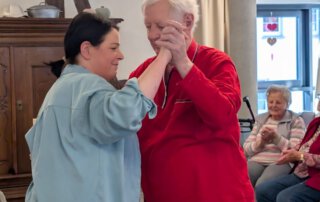 O`zapft is… Mitarbeiterin tanzt mit einer Seniorin